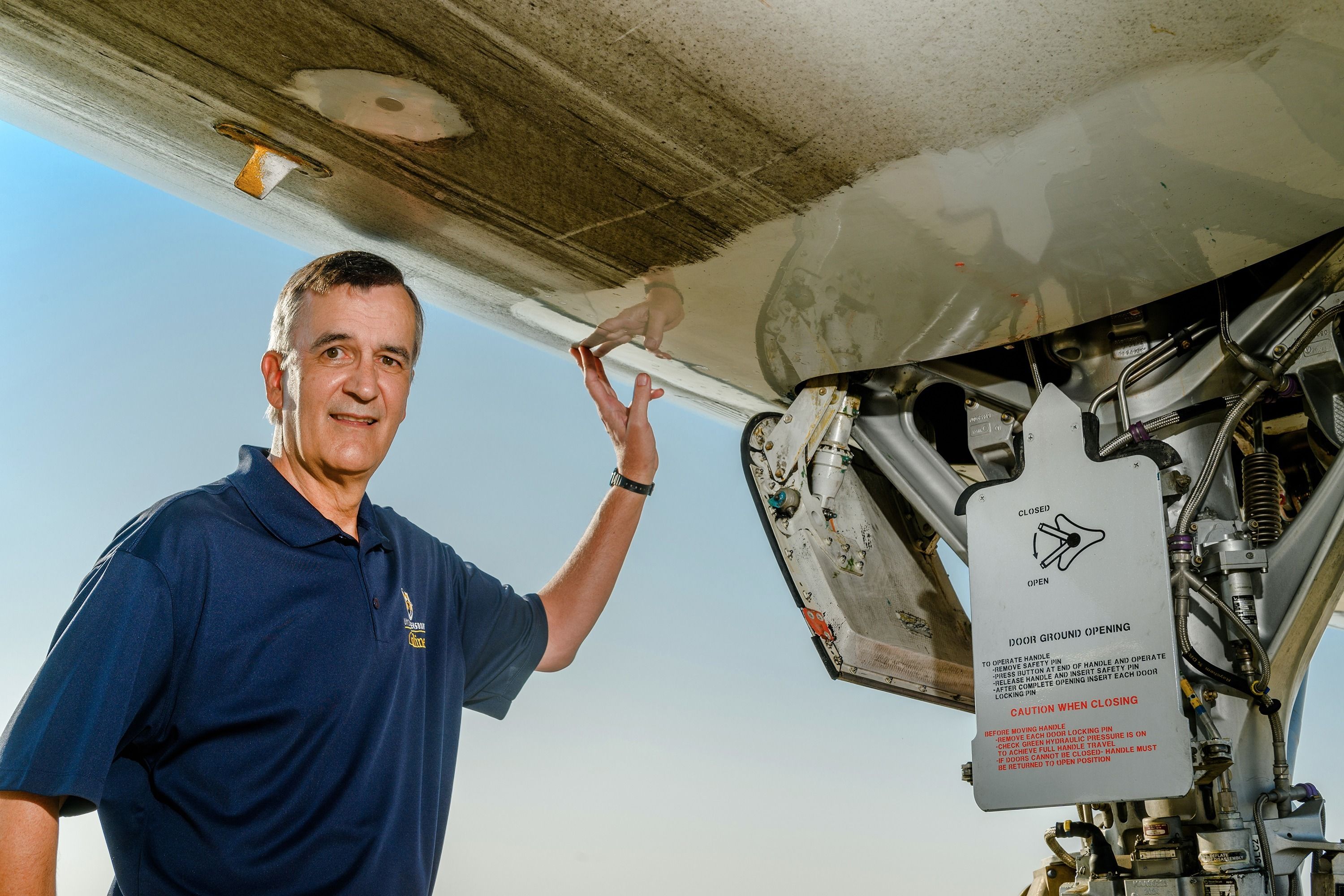 Debbage under a plane