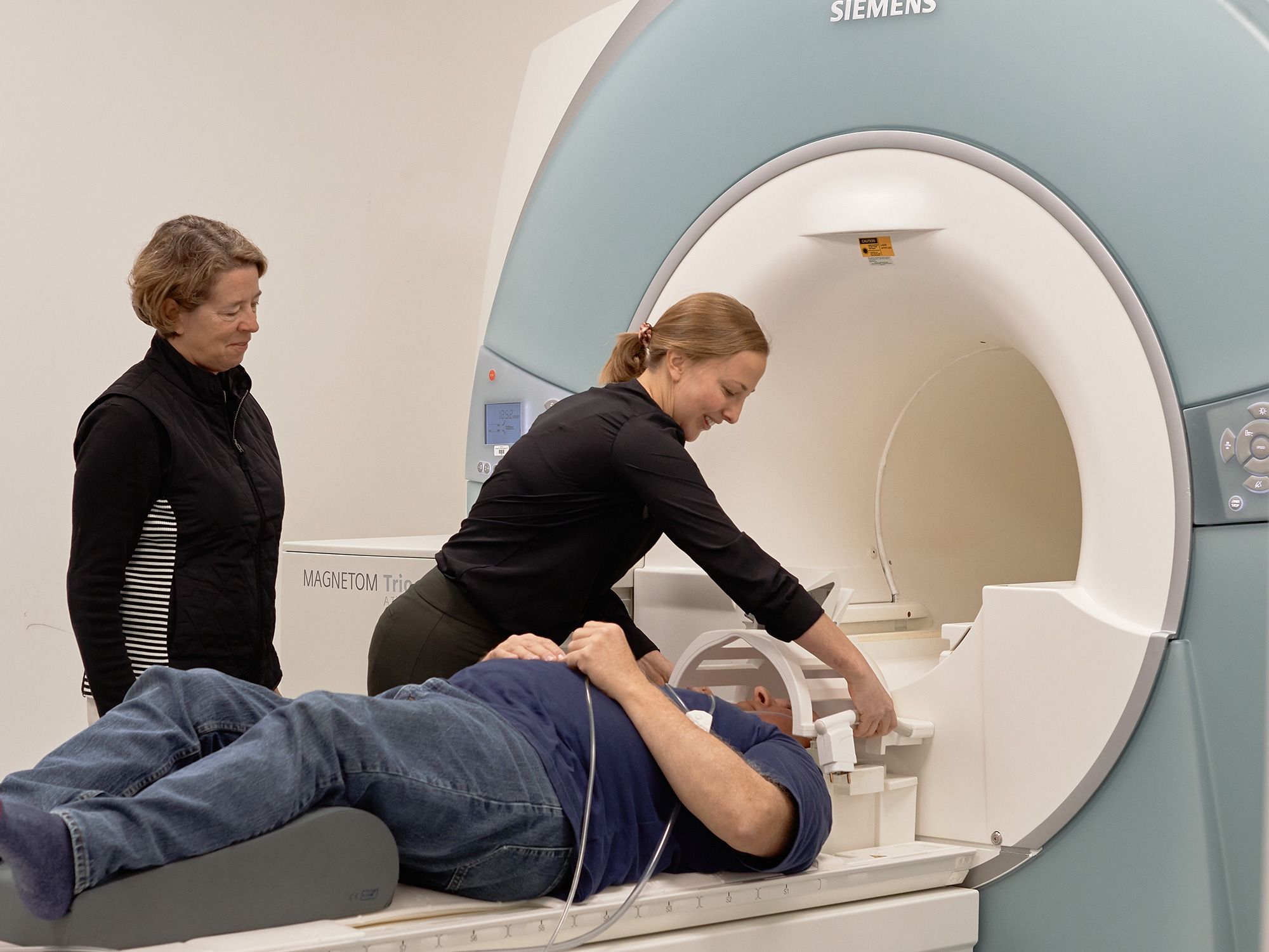 Dr. Etnier and grad student Alexis Ganesh prepare a participant to undergo an MRI scan. 