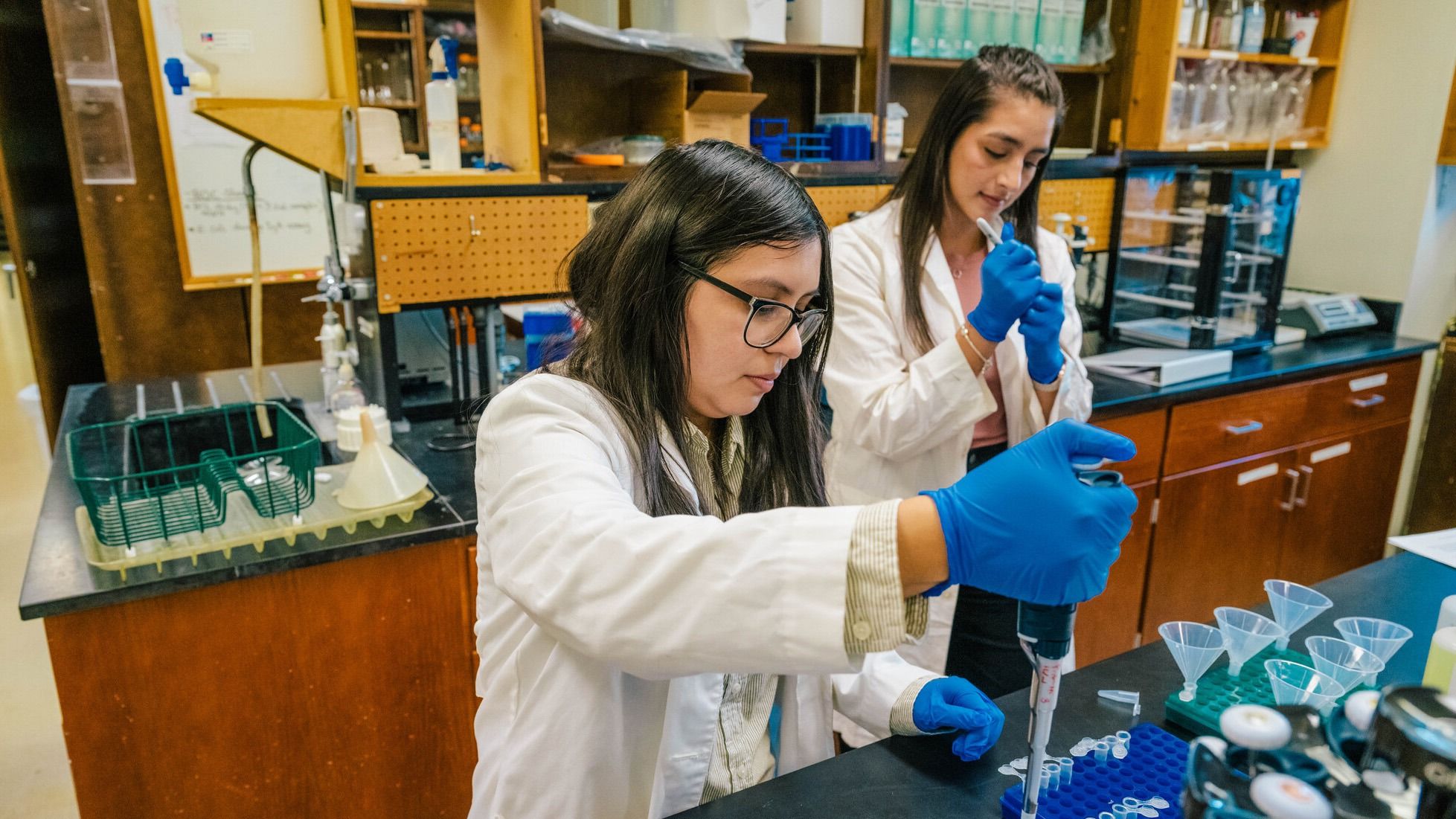 Selena Villa works with an undergraduate nutrition student in the lab