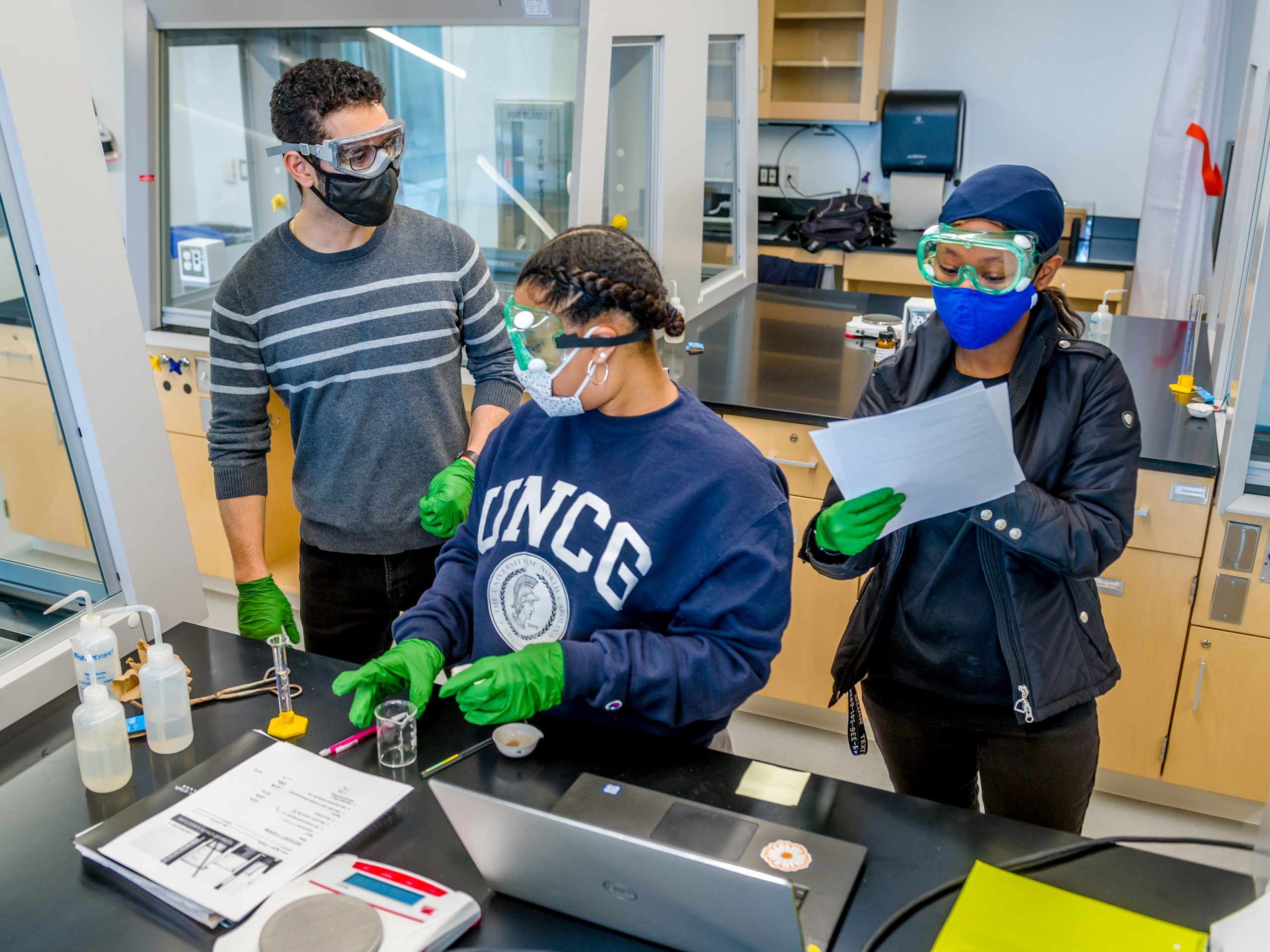 Nursing students working in the chemistry lab