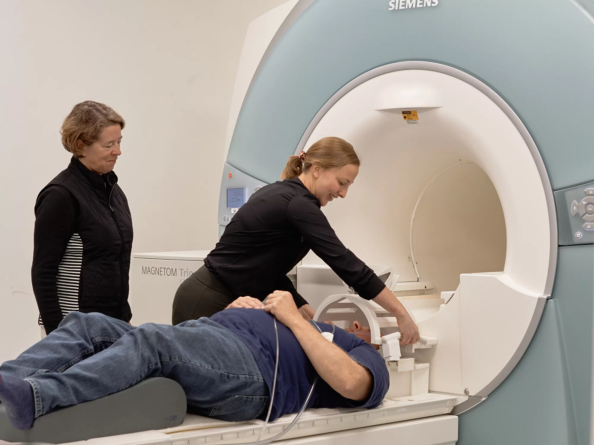 Alexis Ganesh and Etnier with UNCG's MRI machine